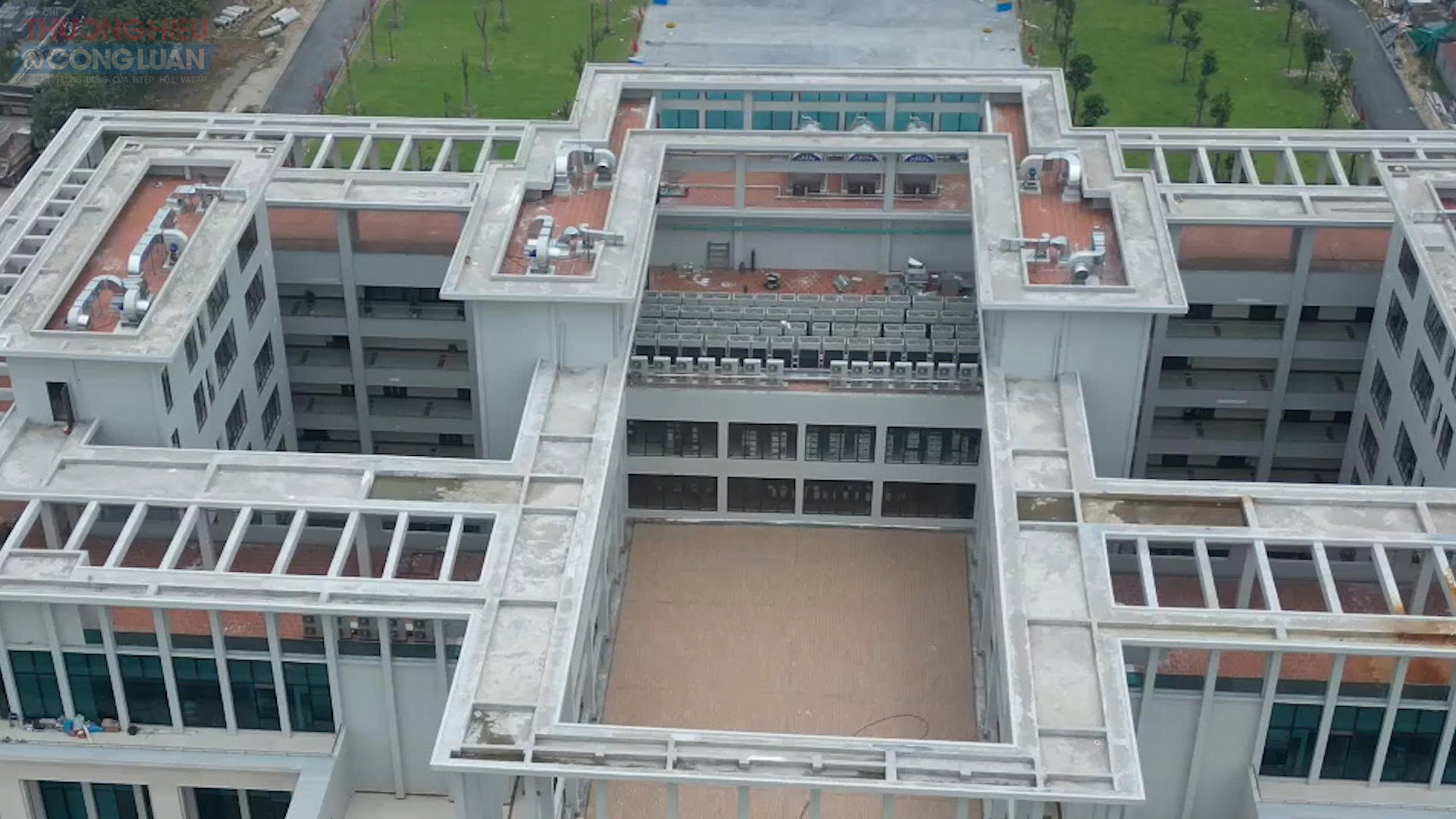 Theo ghi nhận, trung tâm của dự án là khối nhà trụ sở chính được thiết kế đối xứng gồm 1 tầng hầm, 1 tầng trệt, 6 tầng nổi và tầng tum.