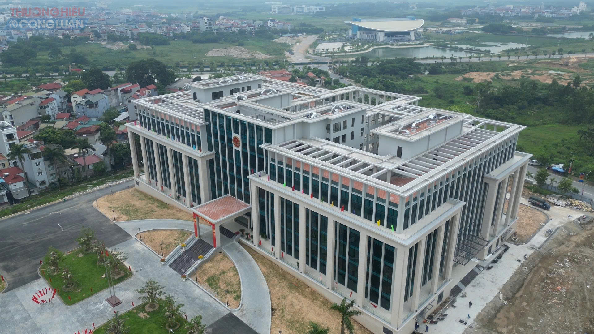 Sau sắp xếp, xã Đông Anh có diện tích tự nhiên 48,62 km2 với số dân khoảng 116.974 người. Để đáp ứng nhu cầu hoạt động của bộ máy hành chính mới, trụ sở Huyện ủy - UBND huyện Đông Anh cũ đã được tạm thời sử dụng làm nơi làm việc cho Đảng ủy, HĐND, UBND và các tổ chức chính trị - xã hội của xã.