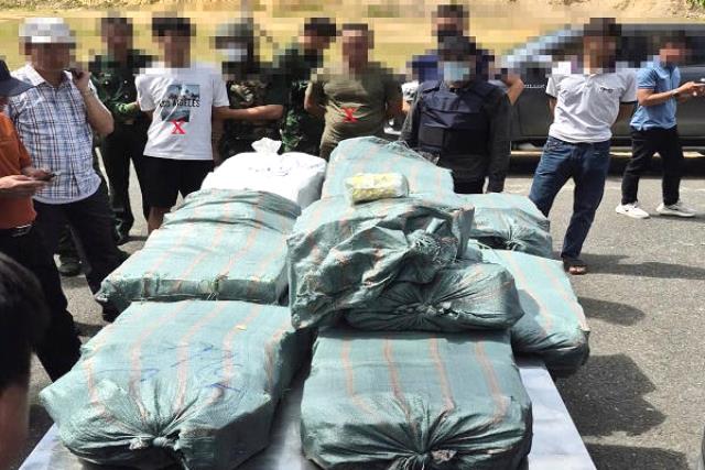 Tang vật thu giữ gồm 295,5 kg ma túy các loại. Tang vật thu giữ gồm 295,5 kg ma túy các loại.