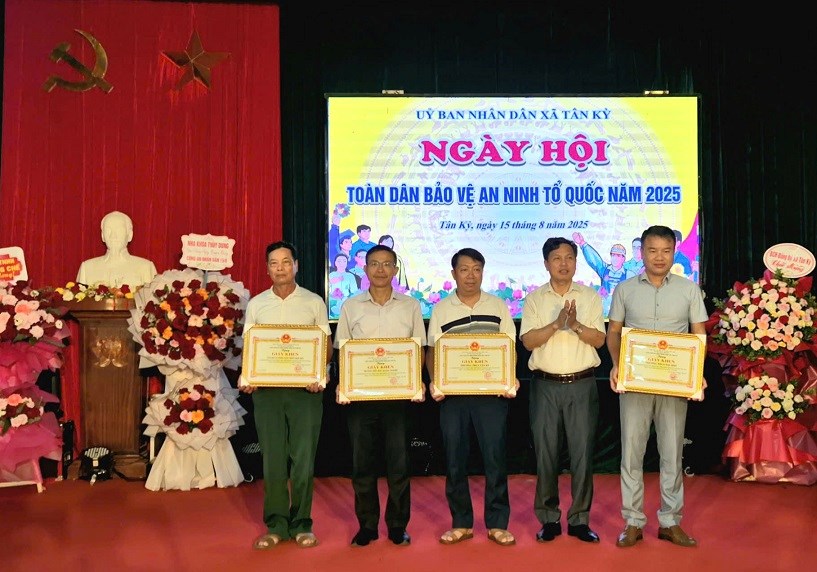 Chủ tịch UBND xã Nguyễn Xuân Cương trao Giấy khen tặng các tập thể xuất sắc