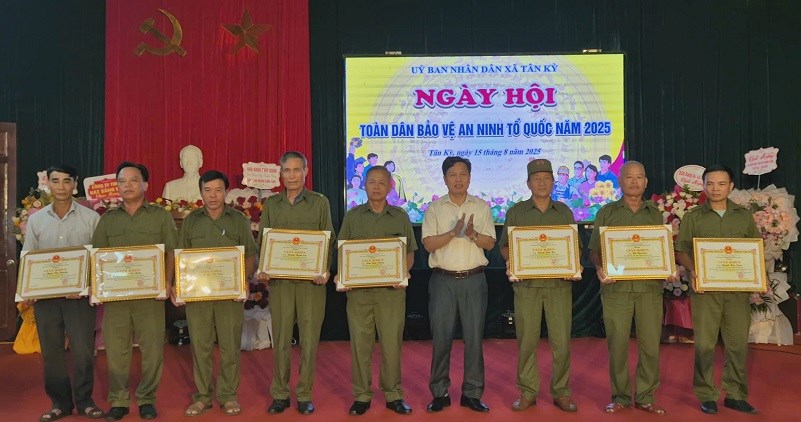 Chủ tịch UBND xã Nguyễn Xuân Cương trao Giấy khen tặng các cá nhân xuất sắc