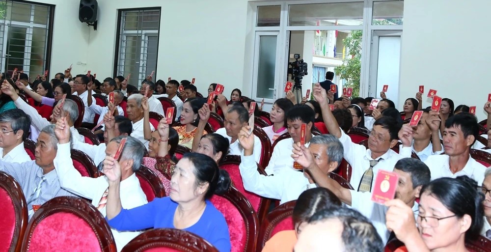 Các đại biểu biểu quyết thông qua Nghị quyết tại Đại hội. Các đại biểu biểu quyết thông qua Nghị quyết tại Đại hội.