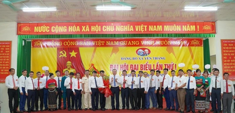 Lê Anh Xuân, Bí thư Đảng ủy, Chủ tịch HĐND phường Hạc Thành tặng hoa chúc mừng Ban Chấp hành Đảng bộ xã Yên Thắng khóa mới.