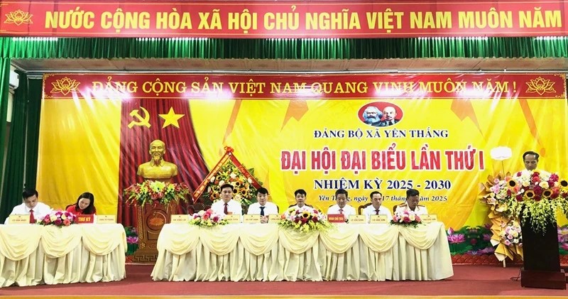Đoàn Chủ tịch và thư ký Đại hội.