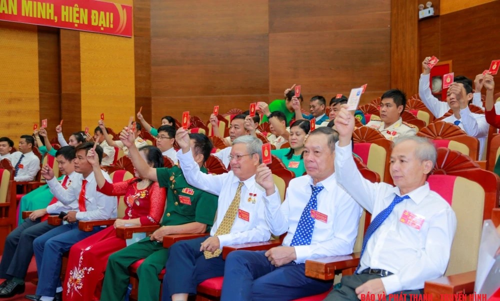 Đại biểu biểu quyết tại Đại hội.