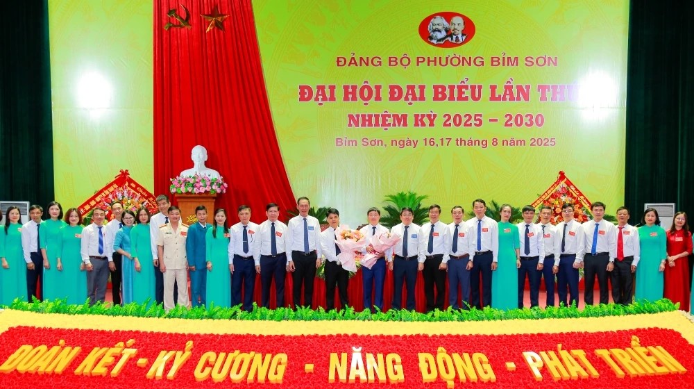 Phó Bí thư Tỉnh ủy, Chủ tịch Ủy ban MTTQ tỉnh Trịnh Tuấn Sinh tặng hoa chúc mừng Ban Chấp hành Đảng bộ phường Bỉm Sơn, nhiệm kỳ 2025-2030.