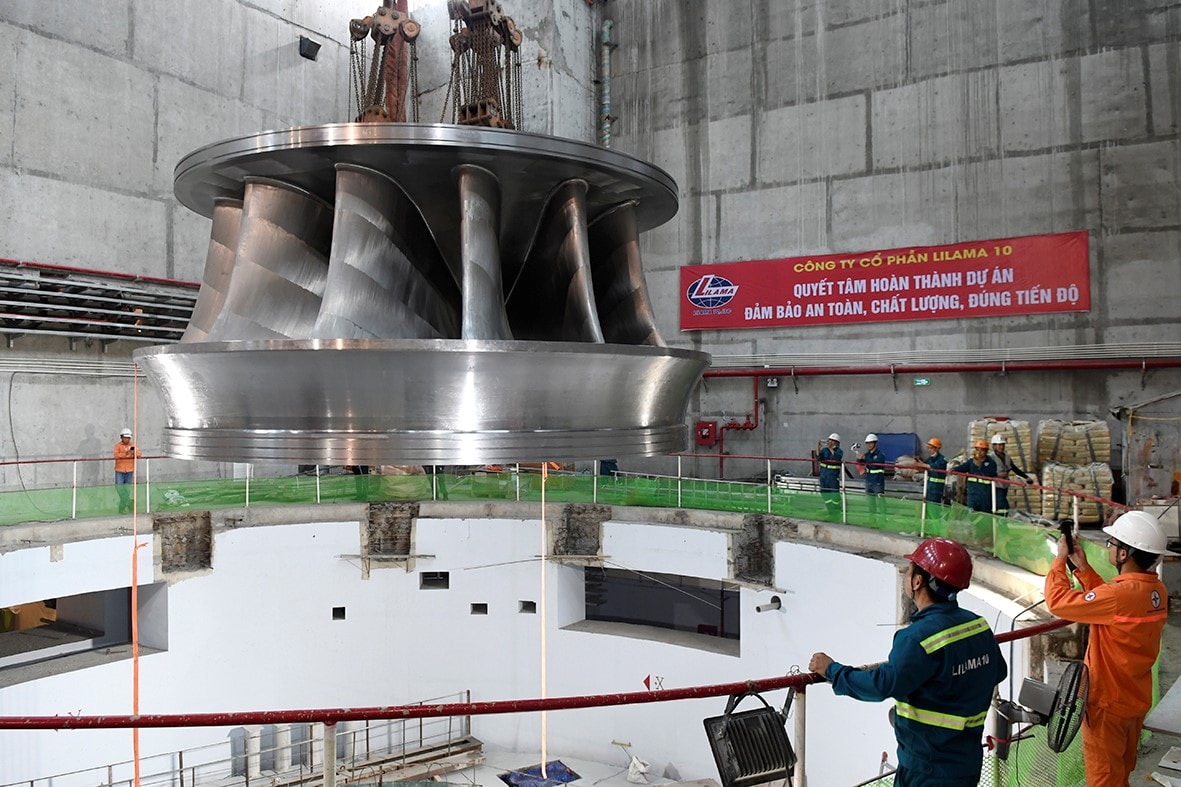 Bánh xe được lắp đặt ở trung tâm buồng turbine, giữa hệ thống hướng dòng và ống hút, nối với trục quay để kéo máy phát điện. Ảnh: Lilama Bánh xe được lắp đặt ở trung tâm buồng turbine, giữa hệ thống hướng dòng và ống hút, nối với trục quay để kéo máy phát điện. Ảnh: Lilama