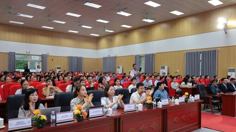 C&aacute;c giảng vi&ecirc;n, nh&acirc;n vi&ecirc;n y tế tham gia tập huấn.