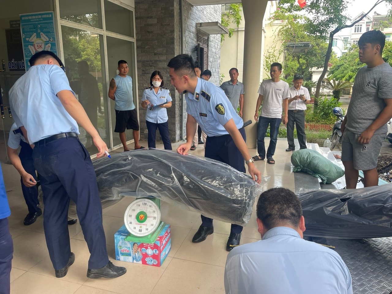 Lực lượng chức năng đã tạm giữ 6.855 kg vải cuộn các loại là hàng hóa nhập lậu. Ảnh: Đội 8.