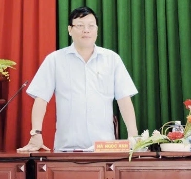 Hà Ngọc Anh Lực lượng đông đảo quần chúng công nông và các tầng lớp yêu nước, được giác ngộ và tổ chức tốt, chính là “bão táp cách mạng” cuốn phăng mọi tàn dư thống trị cũ.