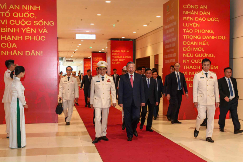 Tổng Bí thư Tô Lâm, Bộ trưởng Bộ Công an Lương Tam Quang với các đại biểu dự Lễ kỷ niệm.