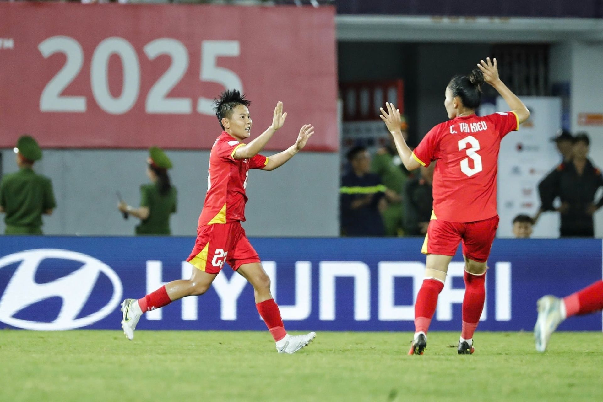 Bích Thùy có bàn thắng rút ngắn tỉ số cho đội tuyển Việt Nam. Ảnh: VFF