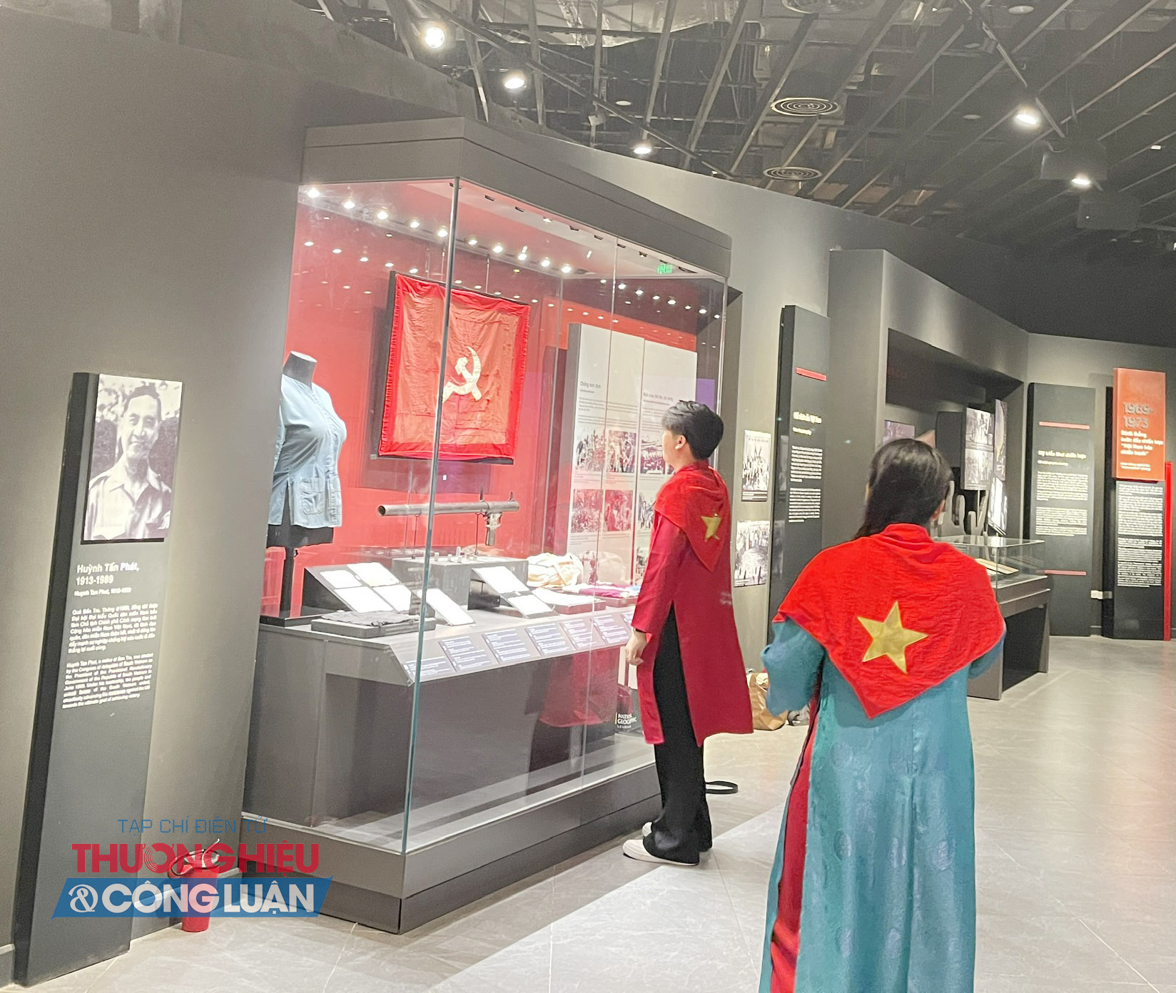 Nhìn lá cờ Đảng phấp phới, nhiều bạn trẻ như dừng lại trong khoảnh khắc trầm lắng, cảm nhận sâu sắc ý nghĩa của lịch sử và tinh thần quật cường của dân tộc. Nhìn lá cờ Đảng phấp phới, nhiều bạn trẻ như dừng lại trong khoảnh khắc trầm lắng, cảm nhận sâu sắc ý nghĩa của lịch sử và tinh thần quật cường của dân tộc.