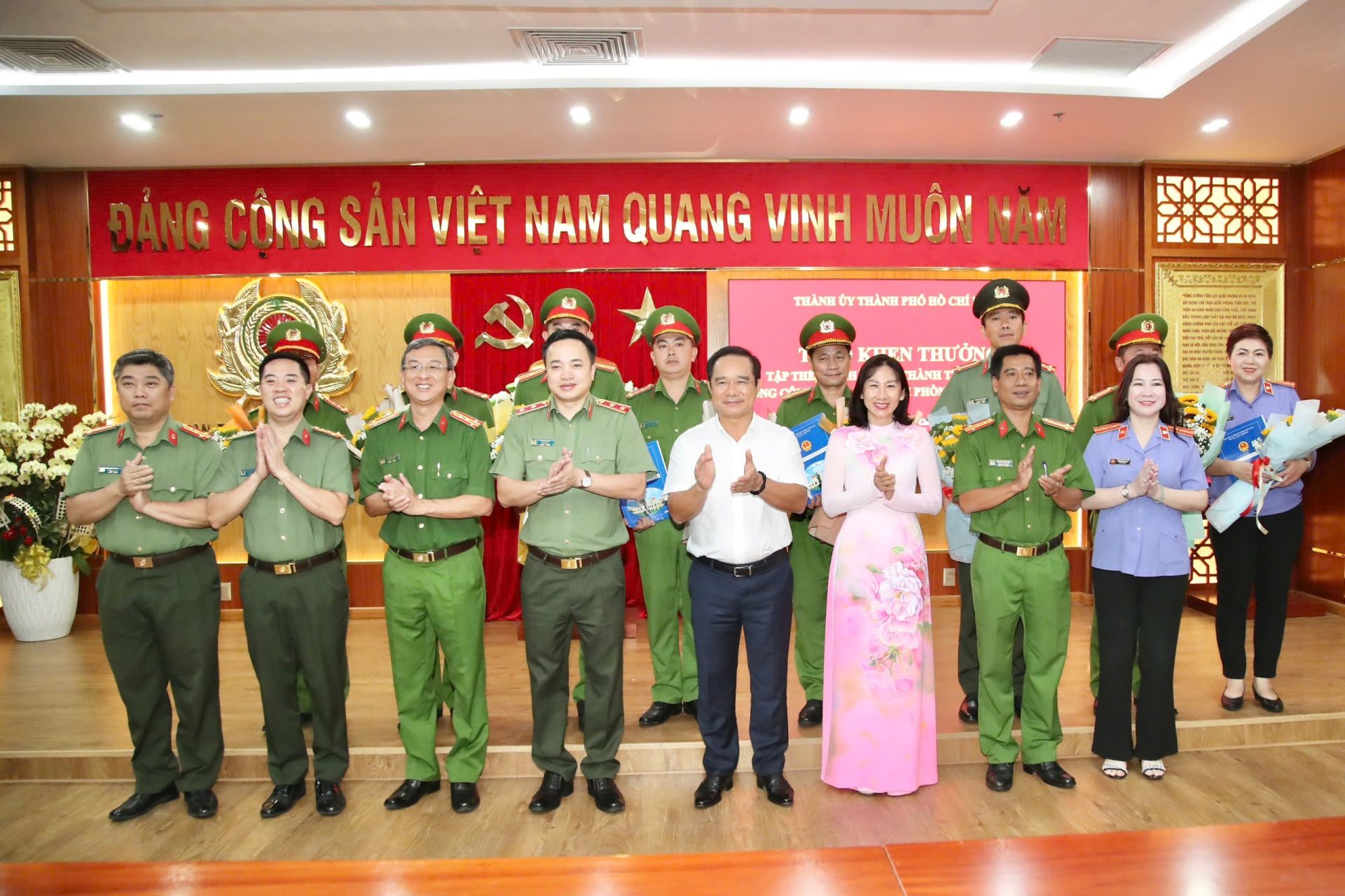 Các tập thể, cá nhân thuộc Công an TP. Hồ Chí Minh và VKSND TP. Hồ Chí Minh được khen thưởng