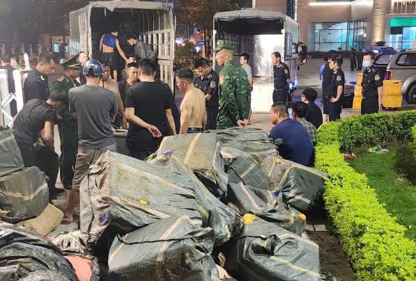 Lực lượng chức năng Lào Cai tạm giữ hơn 10 tấn hàng thực phẩm đông lạnh không rõ nguồn gốc.