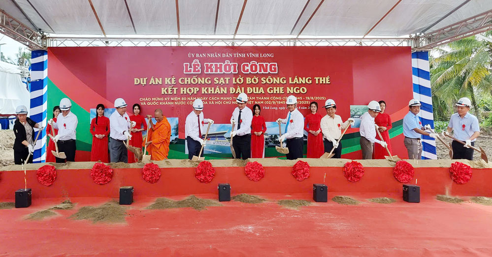 Lãnh đạo tỉnh Vĩnh Long và đại biểu thực hiện nghi thức động thổ khởi công dự án.