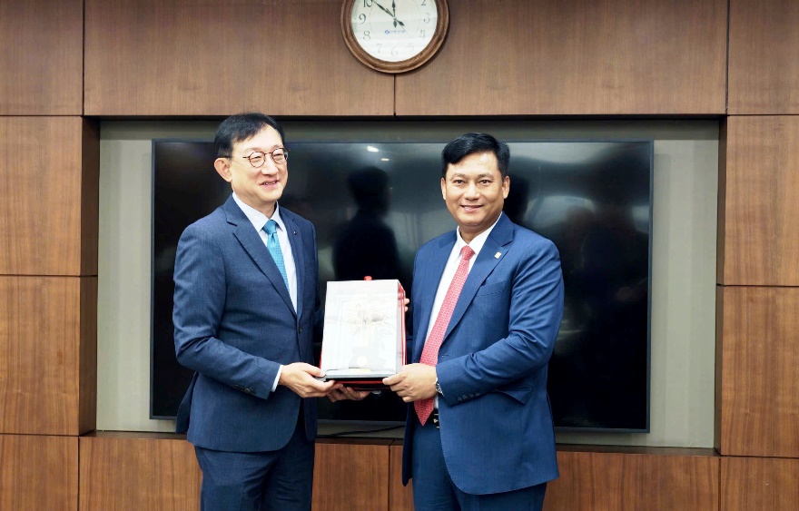 Hai lãnh đạo cấp cao Agribank và Shinhan Bank trao quà lưu niệm Hai lãnh đạo cấp cao Agribank và Shinhan Bank trao quà lưu niệm