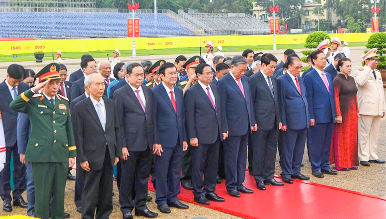 Lãnh đạo Đảng, Nhà nước vào Lăng viếng Chủ tịch Hồ Chí Minh và dâng hương tưởng niệm các anh hùng liệt sĩ