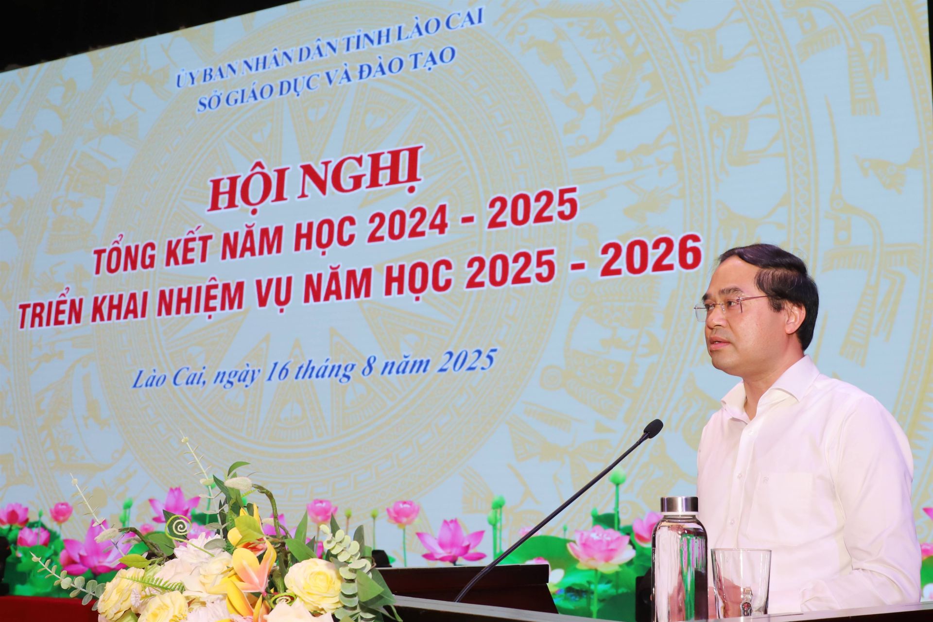 Bí thư Tỉnh uỷ, Chủ tịch HĐND tỉnh Lào Cai Trịnh Xuân Trường phát biểu tại hội nghị