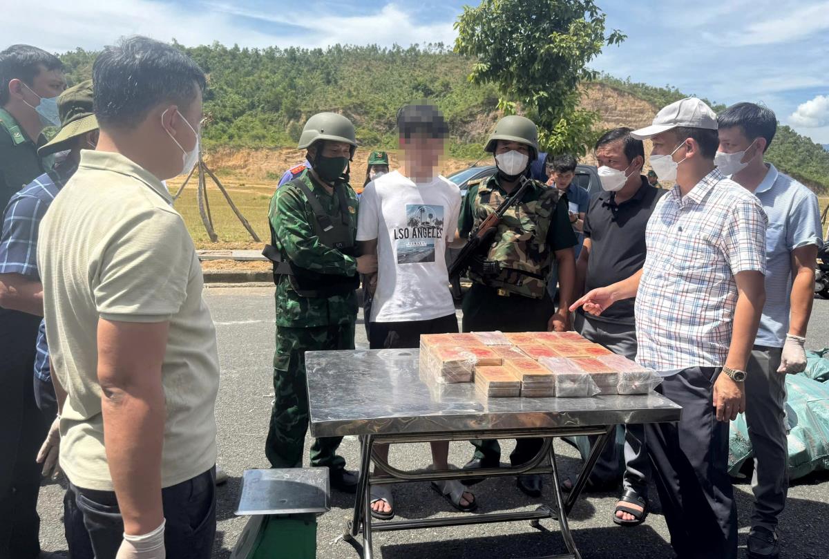 Triệt phá đường dây vận chuyển gần 300kg ma túy