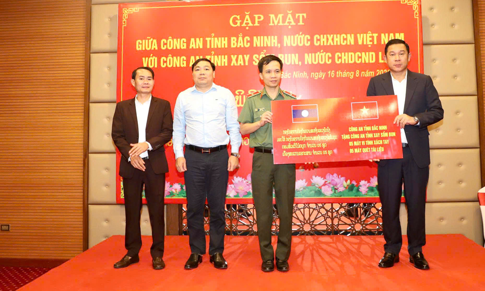 Công an tỉnh Bắc Ninh tặng trang thiết bị cho Công an tỉnh Xay Sổm Bun