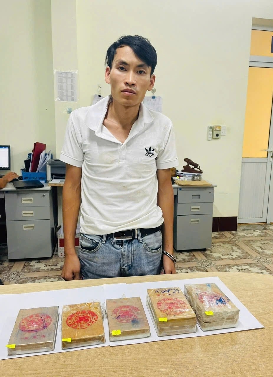 Cao Bằng bắt giữ đối tượng mua bán trái phép 7 bánh heroin