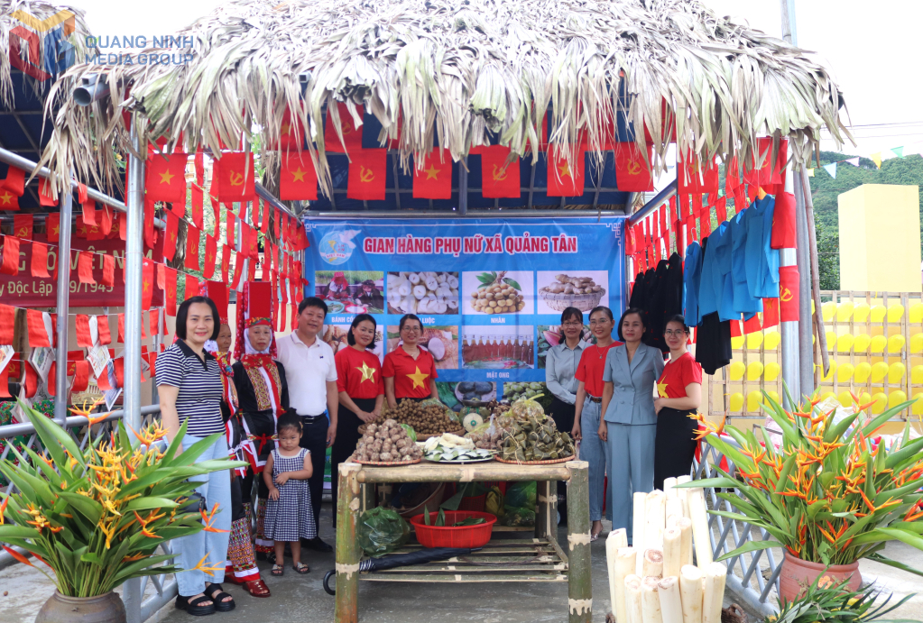 Gian hàng phụ nữ xã Quảng Tân Gian hàng phụ nữ xã Quảng Tân
