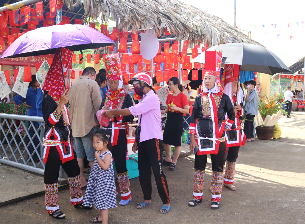 Chợ phiên thu hút đông đảo người dân đến tham quan, mua sắm. Chợ phiên thu hút đông đảo người dân đến tham quan, mua sắm.