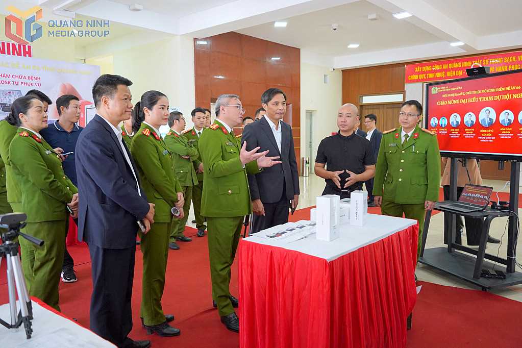 Đại tá Nguyễn Thuận, Phó Giám đốc Công an tỉnh Quảng Ninh giới thiệu tới lãnh đạo tỉnh các mô hình điểm Đề án 06 do Công an tỉnh đảm nhận triển khai thực hiện.