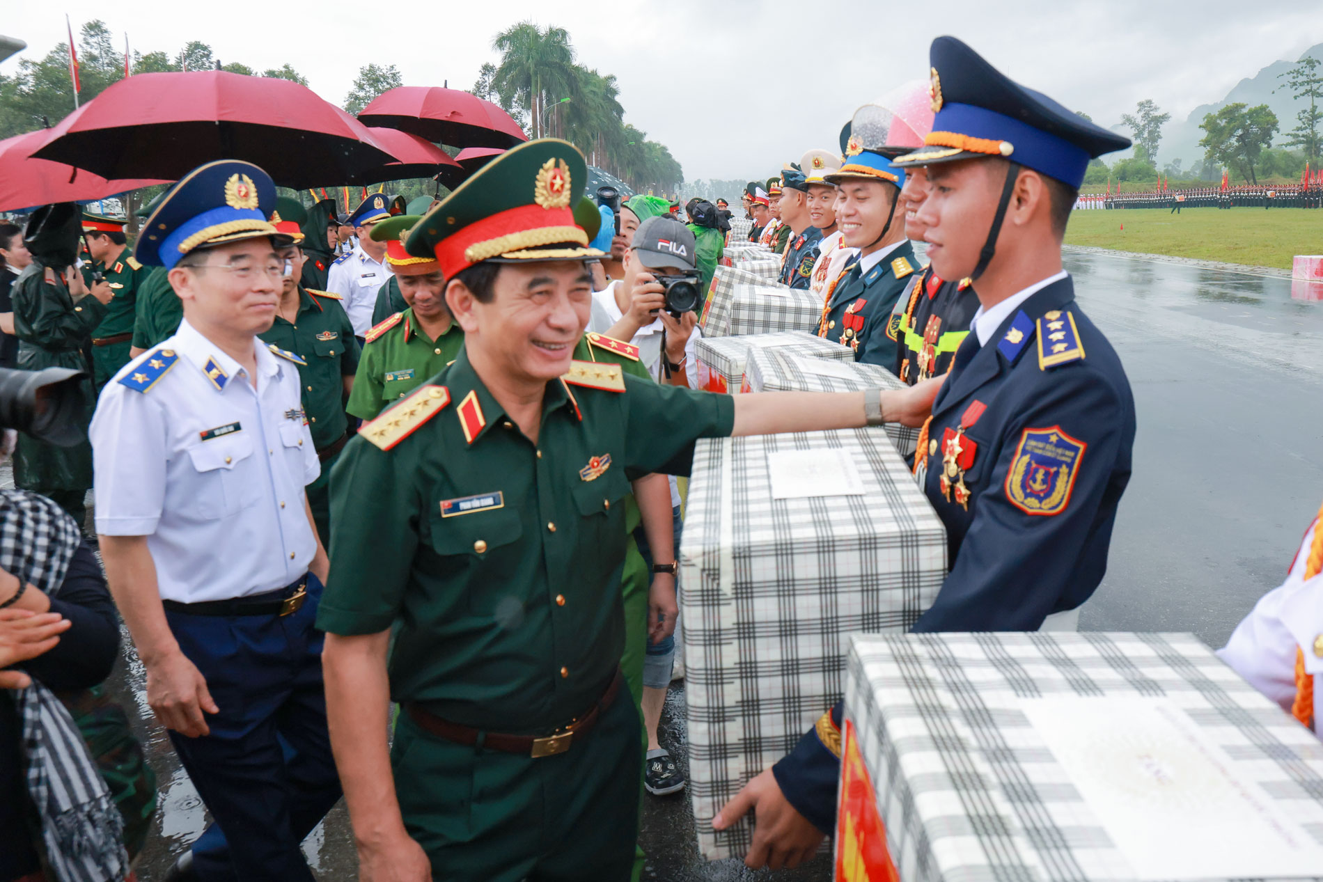 Đại tướng Phan Văn Giang - Uỷ viên Bộ Chính trị, Phó Bí thư Quân uỷ Trung ương, Bộ trưởng Bộ Quốc phòng động viên và tặng quà khối sĩ quan Cảnh sát biển Việt Nam thực hiện nhiệm vụ A80.