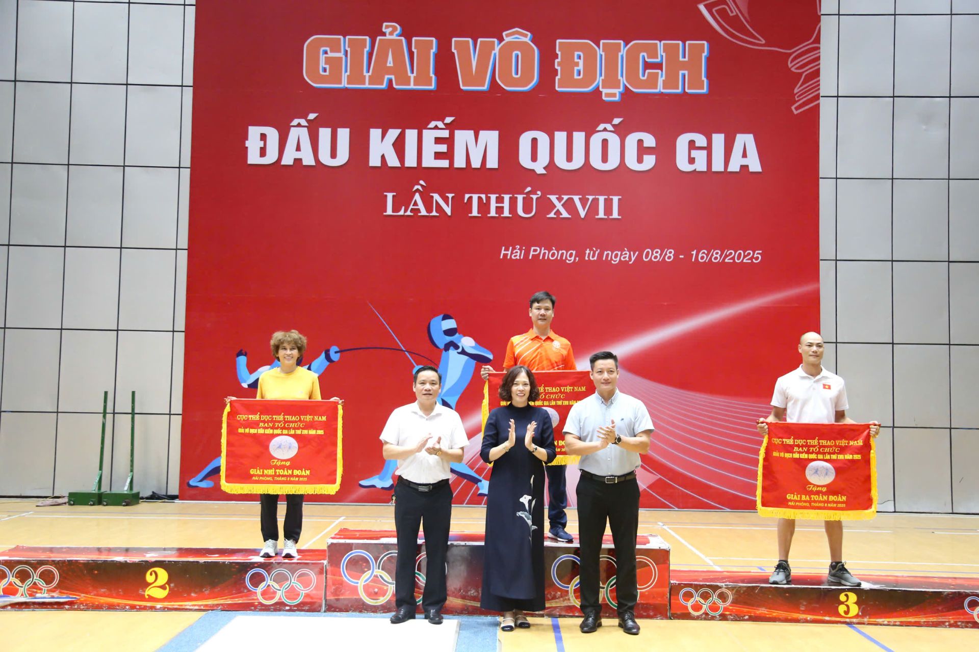 Ban Tổ chức giải trao cờ toàn đoàn cho các đơn vị đạt thành tích cao Ban Tổ chức giải trao cờ toàn đoàn cho các đơn vị đạt thành tích cao