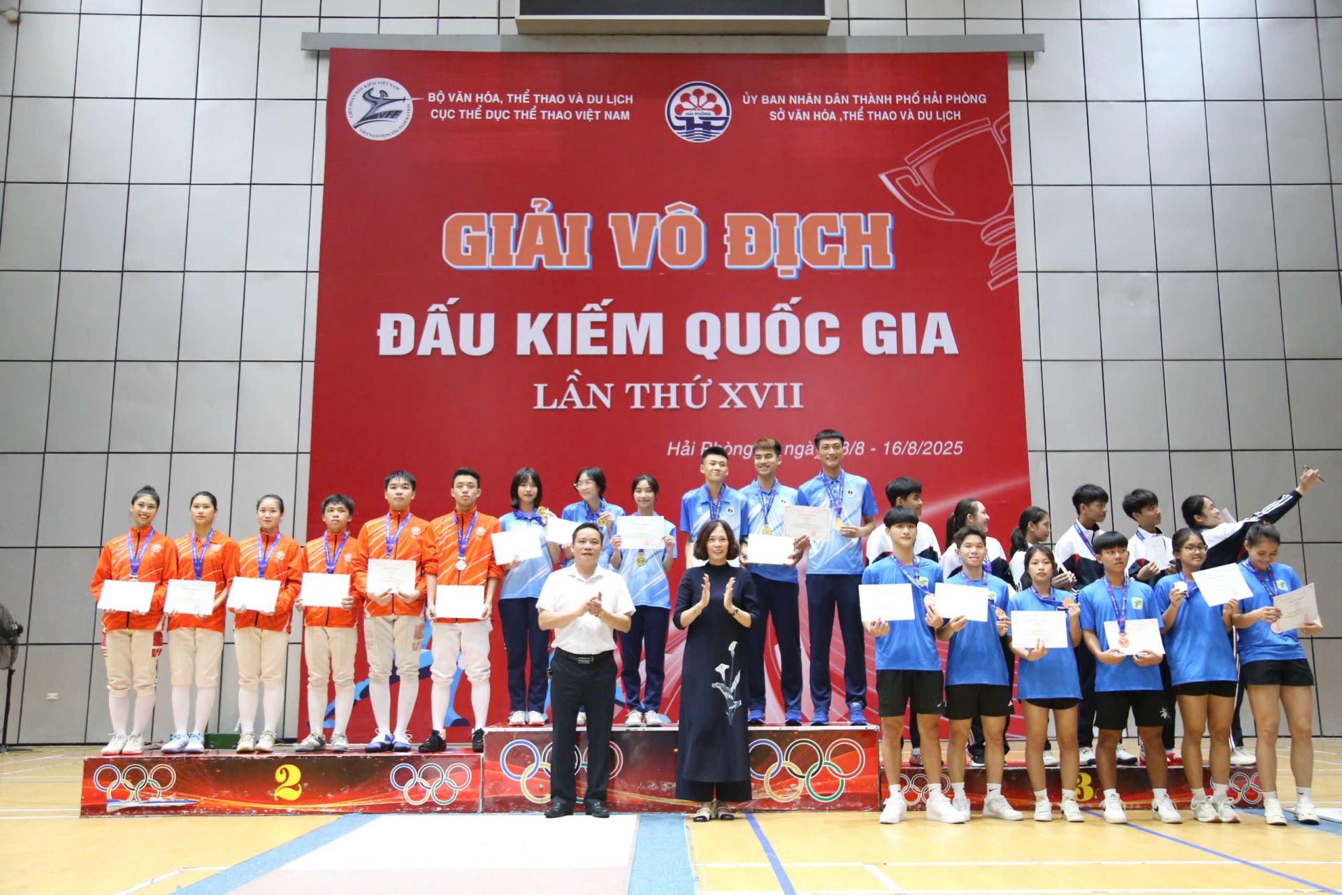 Ban Tổ chức giải trao giải nội dung hỗn hợp nam, nữ kiếm liễu Ban Tổ chức giải trao giải nội dung hỗn hợp nam, nữ kiếm liễu