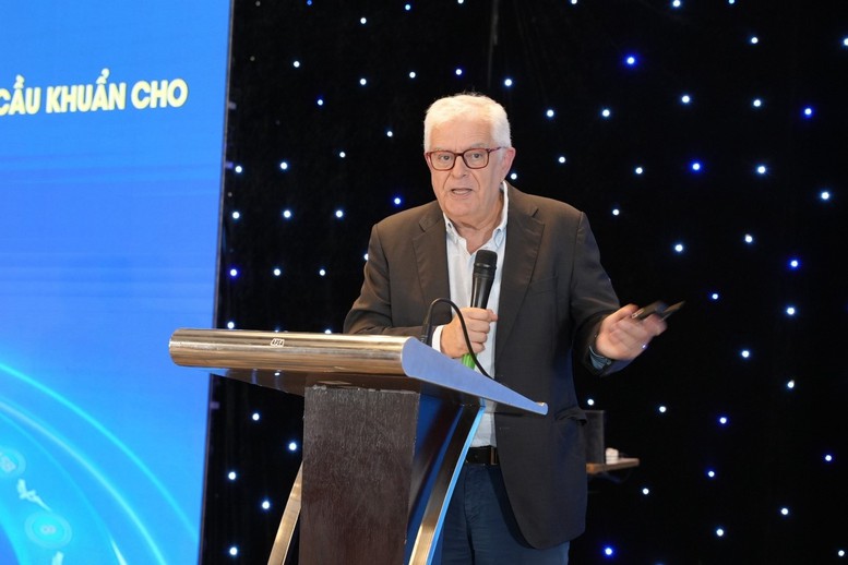 Giáo sư Antonio Torres - chuyên ngành Hô hấp, Khoa Hô hấp, Hospital de Clínic, Đại học Barcelona, Tây Ban Nha trình bày tại hội thảo