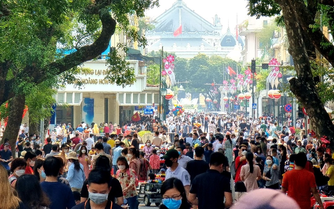 Người dân và du khách trải nghiệm tại phố đi bộ hồ Gươm những ngày cuối tuần. Ảnh: KT Người dân và du khách trải nghiệm tại phố đi bộ hồ Gươm những ngày cuối tuần. Ảnh: KT