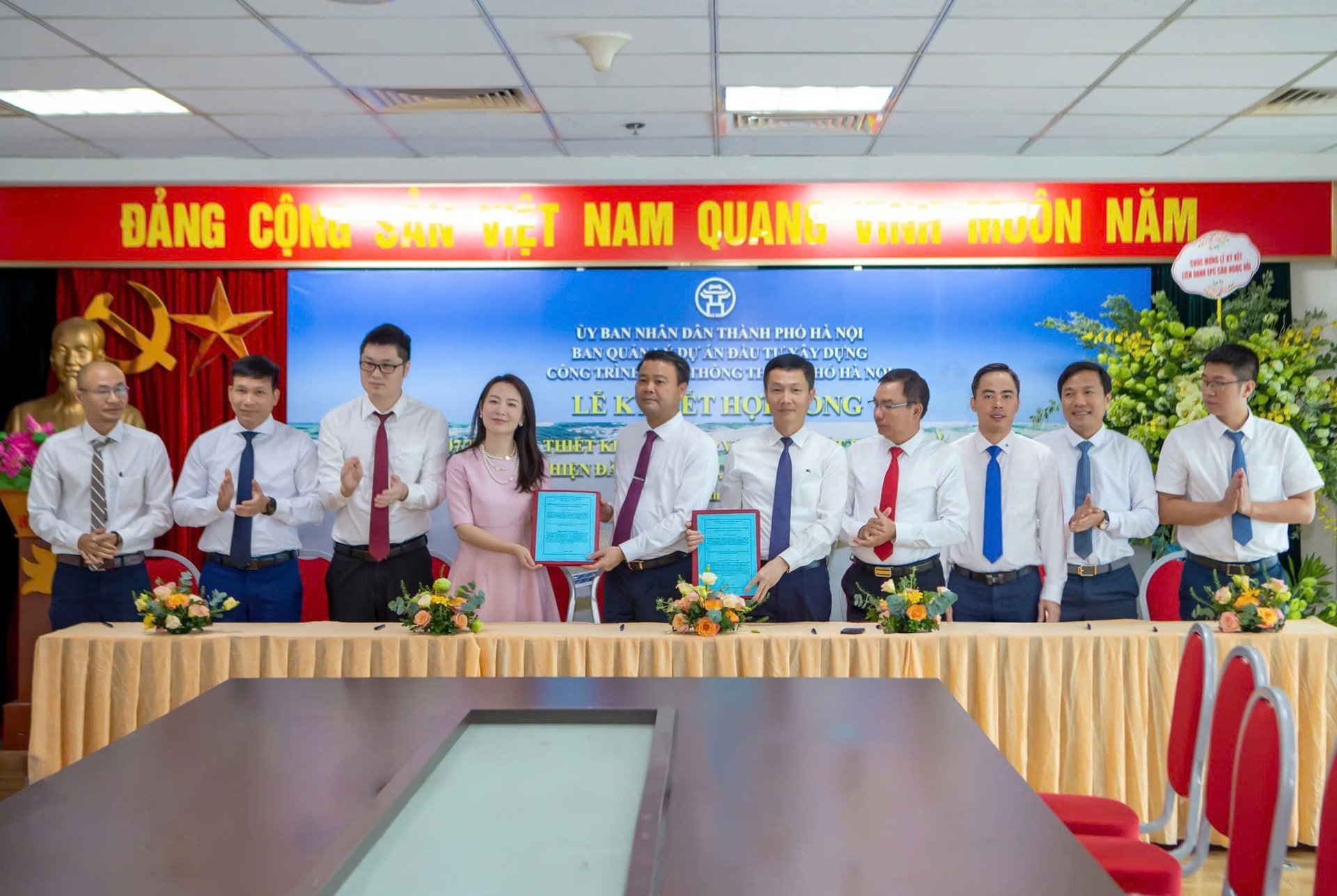 Các đơn vị ký hợp đồng triển khai gói thầu hơn 8.200 tỷ đồng dự án xây dựng cầu Ngọc Hồi. Ảnh: NK