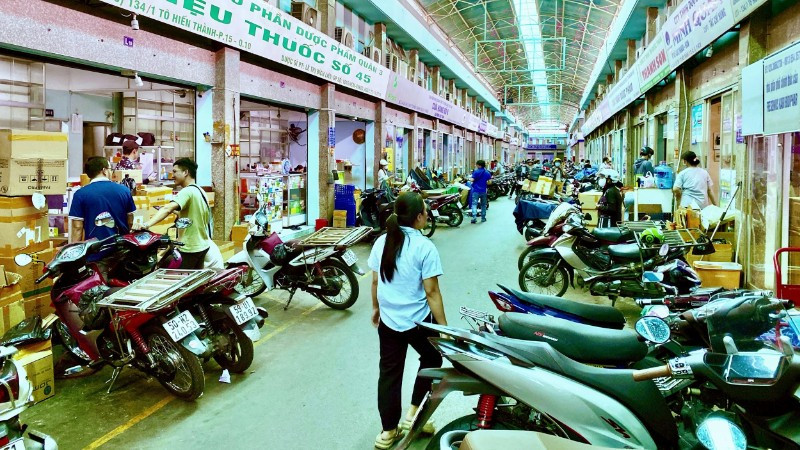 Hoạt động mua bán tấp nập tại chợ thuốc ở phường Hòa Hưng. Hoạt động mua bán tấp nập tại chợ thuốc ở phường Hòa Hưng.