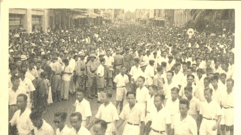 Ngày 17/8/1945, từ cuộc biểu tình do Tổng hội Viên chức ủng hộ Chính phủ Trần Trọng Kim biến thành cuộc biểu dương lực lượng của Việt Minh khởi động cuộc nổi dậy.