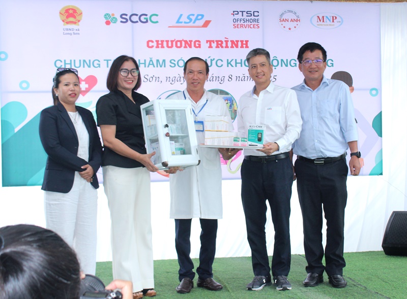 LSP và các đối tác trao tủ thuốc y tế và các thiết bị thiết yếu cho Trạm Y tế xã Long Sơn