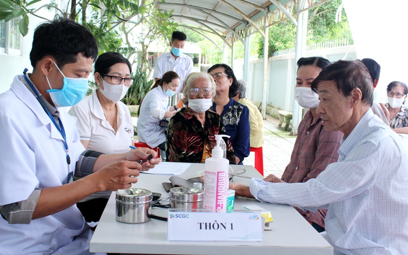 Người dân được test đường huyết