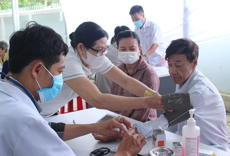 Người dân khám bệnh tại chương trình