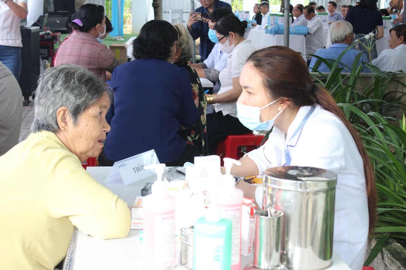 Bà Nguyễn Thị Tiết Kiệm được các bác sĩ khám và tư vấn sức khỏe