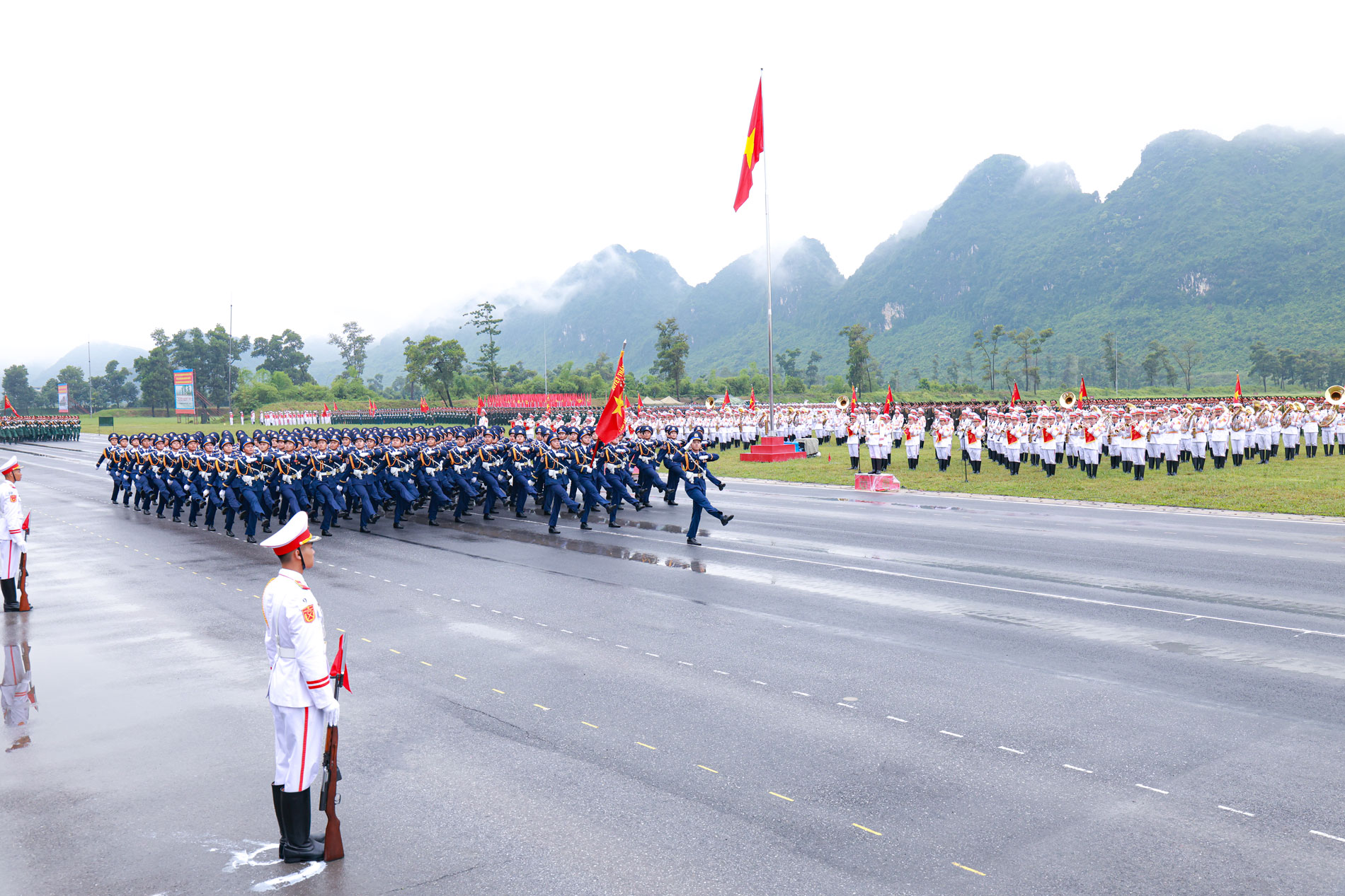 Khối đi nam sĩ quan Cảnh sát biển Việt Nam quyết tâm hoàn thành nhiệm vụ diễu binh, diễu hành.