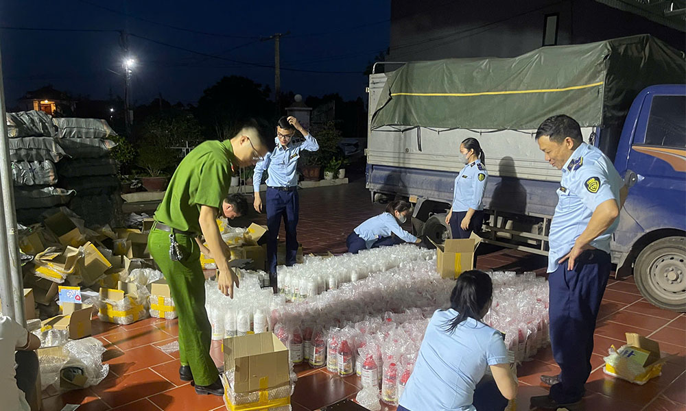Lực lượng chức năng kiểm tra cơ sở sản xuất thuốc bảo vệ thực vật giả tại thôn Bãi Sim, xã Tân Hưng (Lạng Giang). Lực lượng chức năng kiểm tra cơ sở sản xuất thuốc bảo vệ thực vật giả tại thôn Bãi Sim, xã Tân Hưng (Lạng Giang).