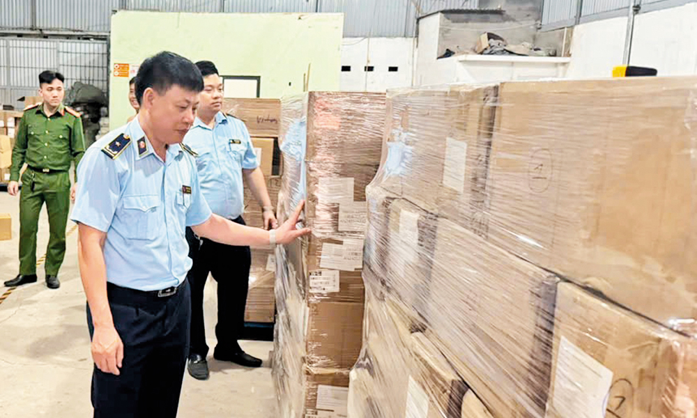 Lực lượng chức năng niêm phong, tạm giữ toàn bộ lô hàng hơn 25 tấn thực phẩm bảo vệ sức khoẻ không có hóa đơn. Lực lượng chức năng niêm phong, tạm giữ toàn bộ lô hàng hơn 25 tấn thực phẩm bảo vệ sức khoẻ không có hóa đơn.