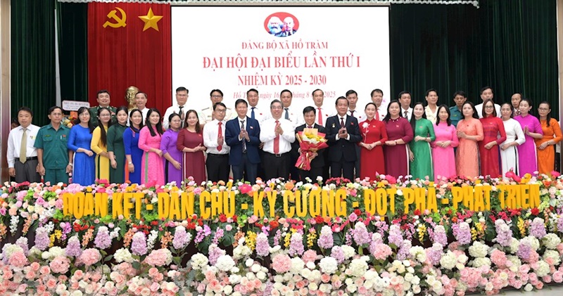 Ông Nguyễn Phước Lộc tặng hoa chúc mừng Ban chấp hành Đảng bộ xã Hồ Tràm