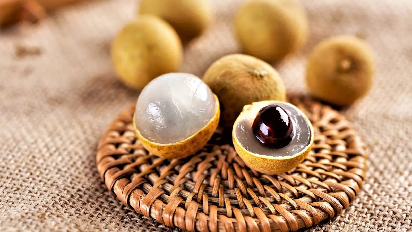 Việc ăn quá nhiều nhãn có thể không tốt đối với một số đối tượng nhất định như: Người bị mụn nhọt, phụ nữ mang thai, người bệnh tăng huyết áp... (Ảnh minh họa)