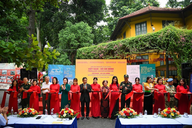 Các đại biểu cắt băng khai mạc. Ảnh: BTC