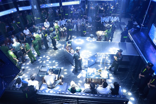 khoảng 400 cán bộ, chiến sỹ Công an tỉnh Quảng Trị do Phòng Cảnh sát điều tra tội phạm về ma túy chủ trì phối hợp với các phòng nghiệp vụ Công an tỉnh và Công an phường Nam Đông Hà, phường Đông Hà đồng loạt kiểm tra đối với 02 cơ sở gồm Nhà hàng Nonstop tại số 60 đường Bùi Thị Xuân phường Nam Đông Hà, và vũ trường Victory tại số 79 đường Trương Công Kĩnh thuộc phường Nam Đông Hà, tỉnh Quảng Trị.