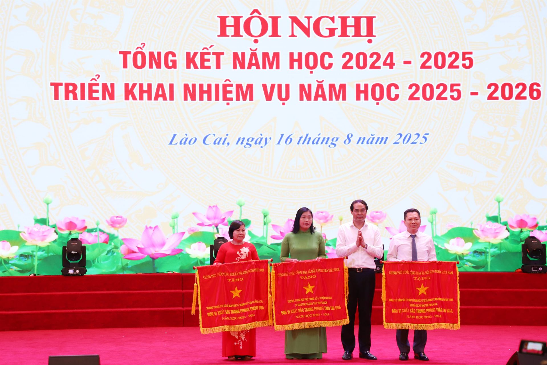 3 tập thể vinh dự được nhận Cờ thi đua của Chính phủ