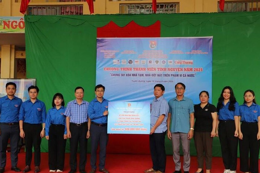 Đoàn công tác bàn giao 7 căn nhà mới cho các hộ đồng bào dân tộc thiểu số có hoàn cảnh đặc biệt khó khăn